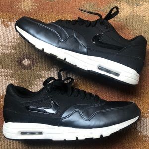 Barely worn Nike Air Max sneakers